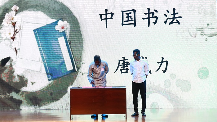 谈球吧体育手机版图片