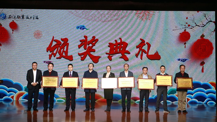 谈球吧体育手机版图片