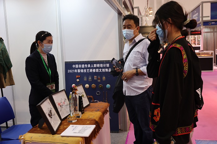 谈球吧体育APP下载图片