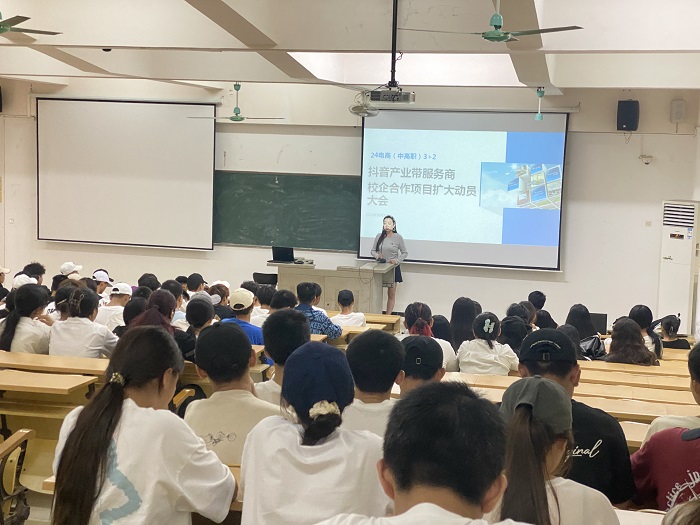 谈球吧体育APP下载图片