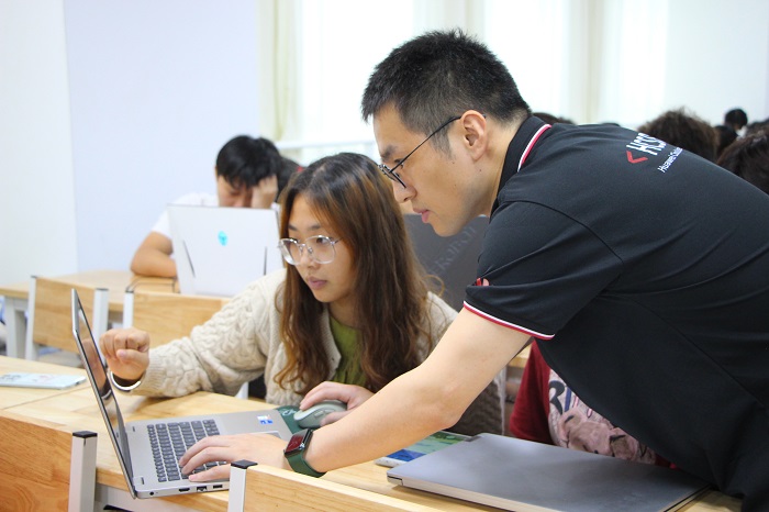 谈球吧体育APP下载图片